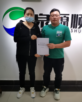 【簽約】恭喜煙臺(tái)楊女士成功加盟饈廚-香辣雞架飯項(xiàng)目！