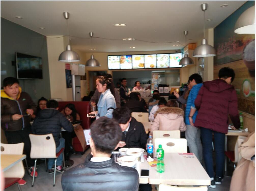 張成榮香辣雞架飯青島店火爆開業(yè)，人“滿”為患