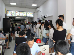 震驚一眾吃貨再次來(lái)襲, 踏破門(mén)檻的張成榮香辣雞架飯南京路店