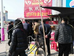 青島即墨28中店香辣雞架飯店排隊(duì)火爆,店排隊(duì)只為這只”雞”