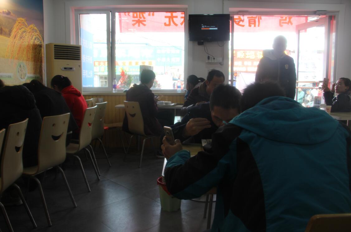 香辣雞架飯消費(fèi)者埋頭品嘗好評不斷