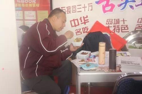 展會現場大哥用心品嘗香辣雞架飯