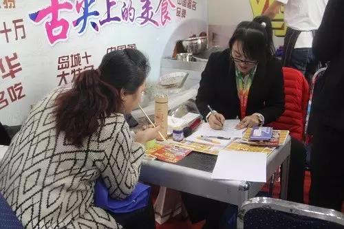 煙臺王女士簽約張成榮香辣雞架飯