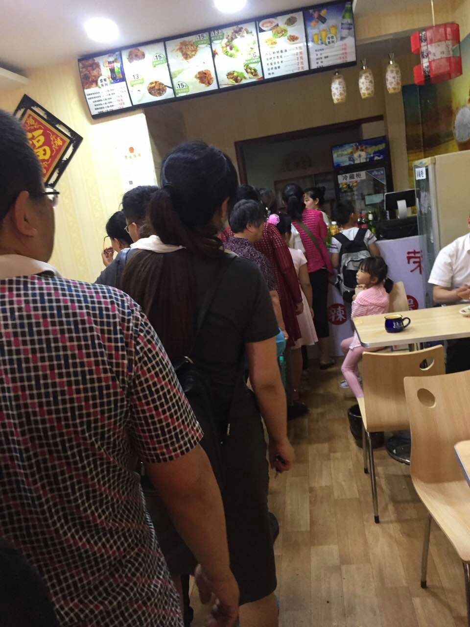 香辣雞架飯又一波顧客排隊(duì)等候