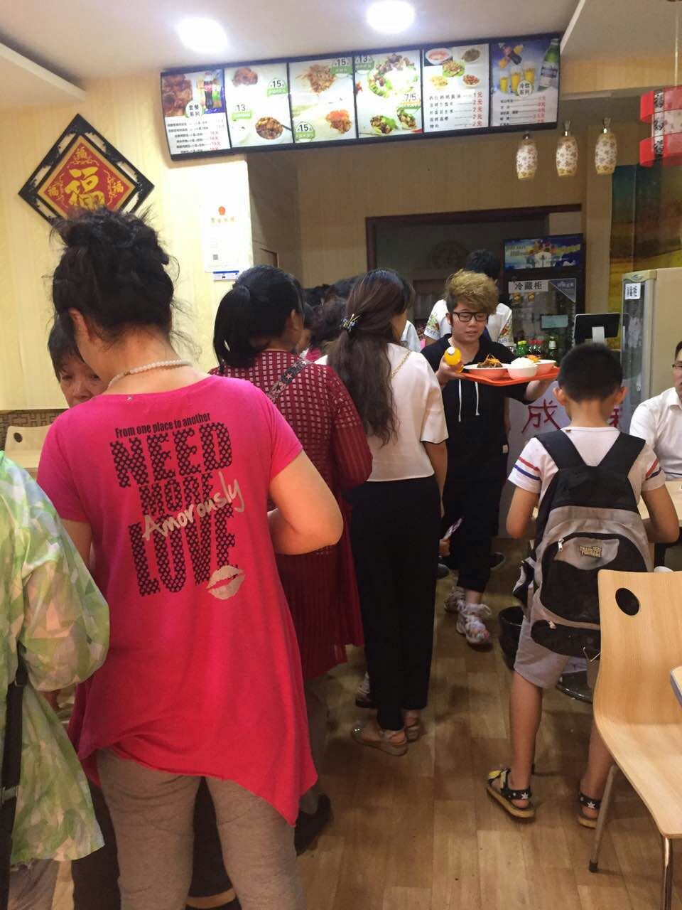 張成榮香辣雞架飯店內(nèi)排隊(duì)等候