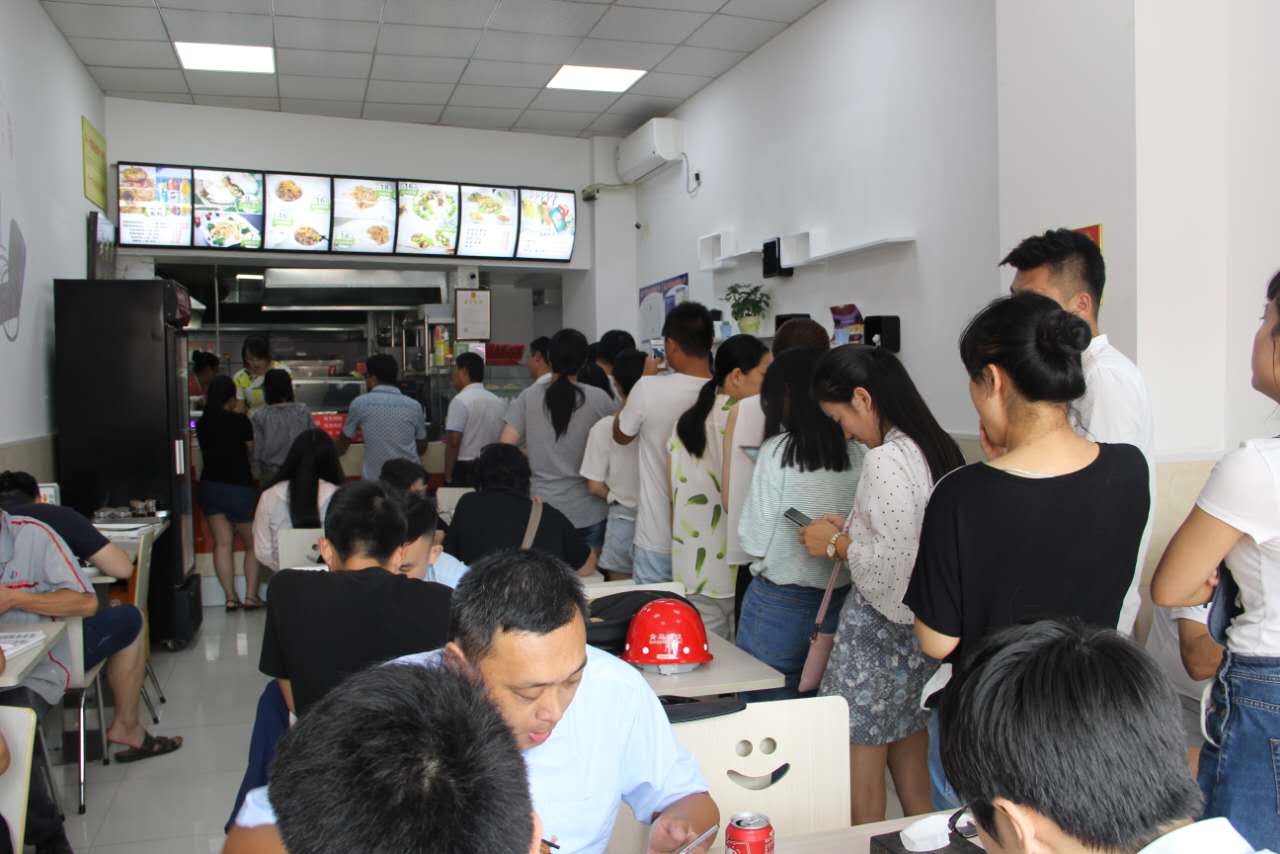 香辣雞架飯店內(nèi)排隊等候中