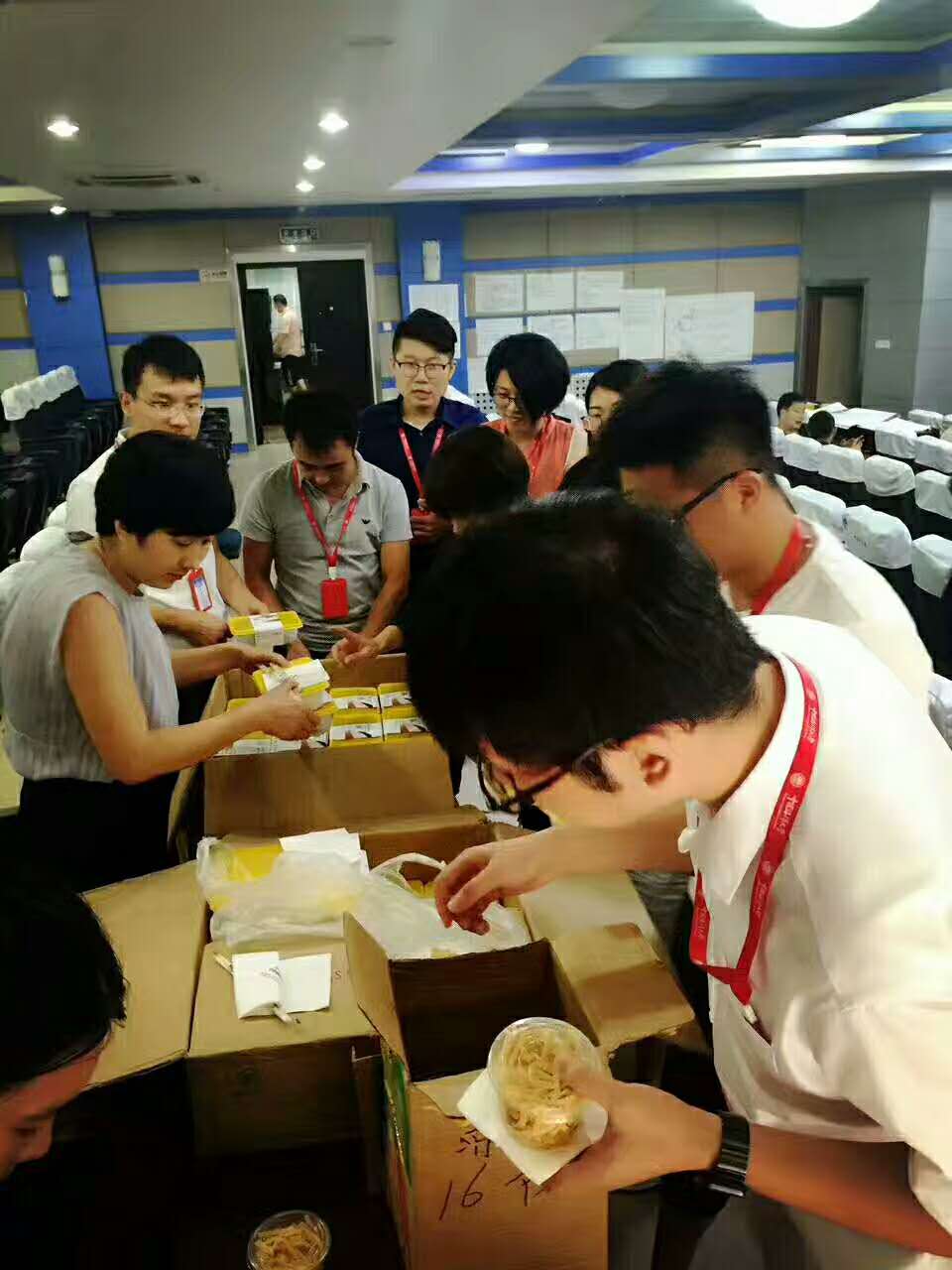 一群專家排隊領(lǐng)香辣雞架飯