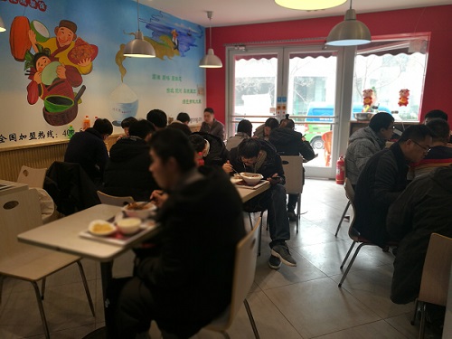 張成榮烤雞架兄弟產(chǎn)業(yè)香辣雞架飯青島延吉路店今日盛大開業(yè)啦！