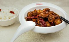 張成榮香辣雞架飯店加盟受關(guān)注，好項(xiàng)目魅力值得圍觀