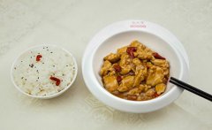 快餐中的實(shí)力品牌，張成榮香辣雞架飯店加盟人氣高