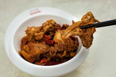 加盟張成榮香辣雞架飯開店無需經(jīng)驗，整店輸出