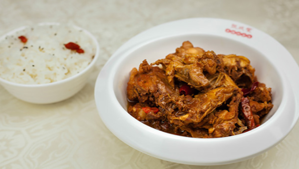 張成榮香辣雞架飯改名饈廚雞腿飯啦！